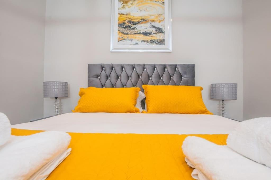 Langston House: 2 Bed, 2 Bath Luxury Apartment Hedgerley Bagian luar foto