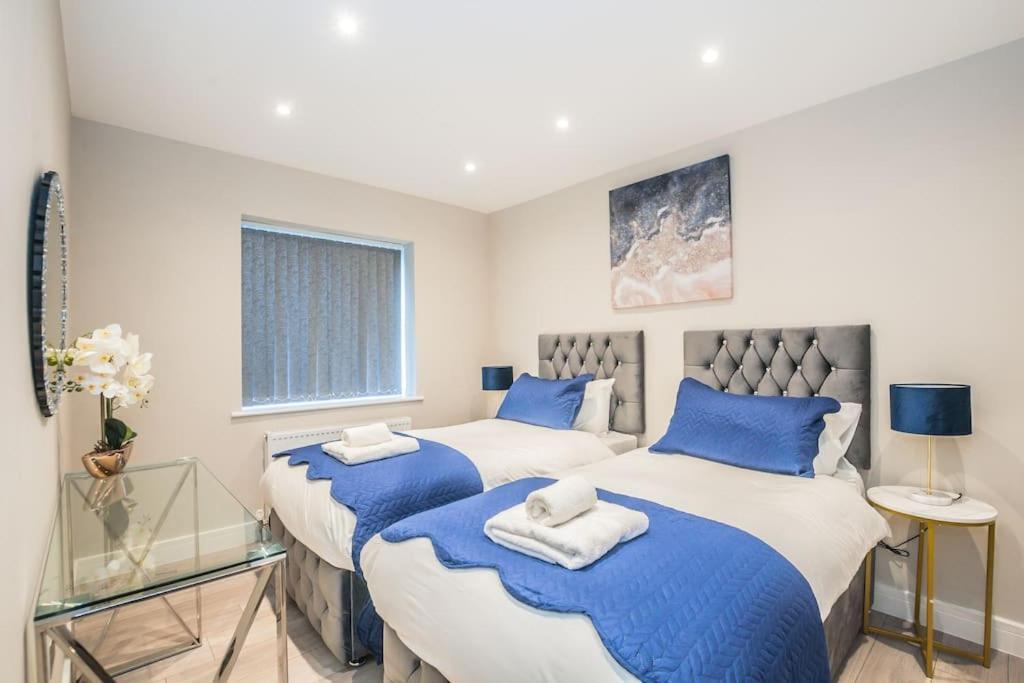 Langston House: 2 Bed, 2 Bath Luxury Apartment Hedgerley Bagian luar foto