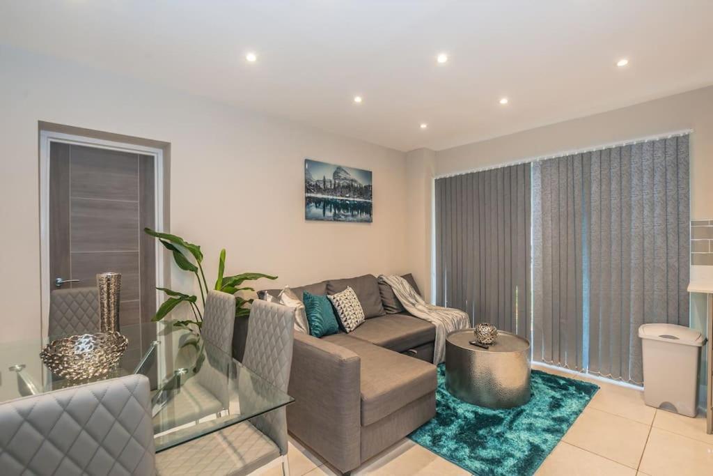 Langston House: 2 Bed, 2 Bath Luxury Apartment Hedgerley Bagian luar foto