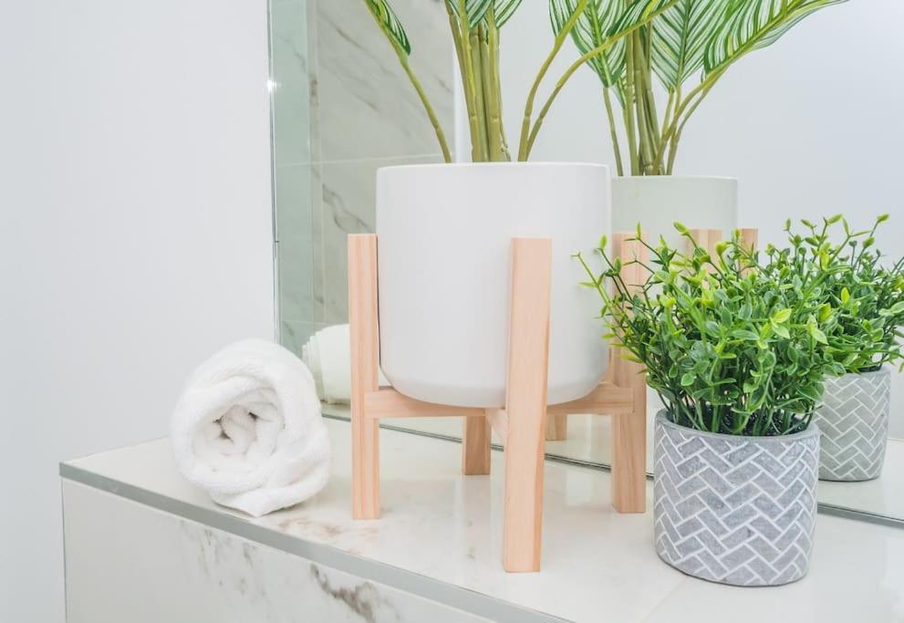 Langston House: 2 Bed, 2 Bath Luxury Apartment Hedgerley Bagian luar foto
