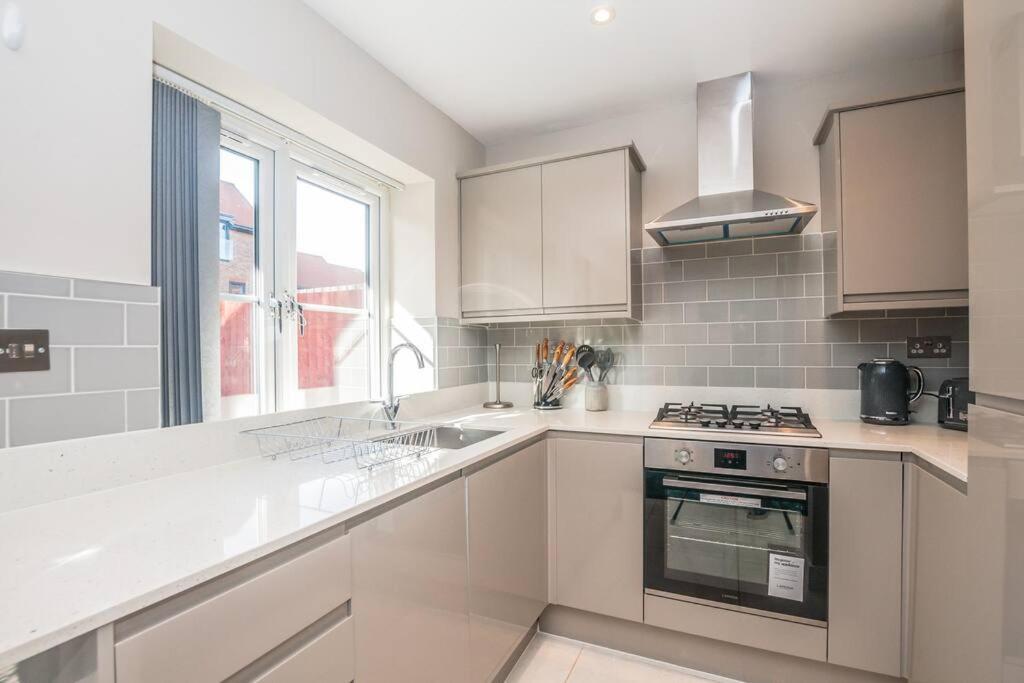 Langston House: 2 Bed, 2 Bath Luxury Apartment Hedgerley Bagian luar foto