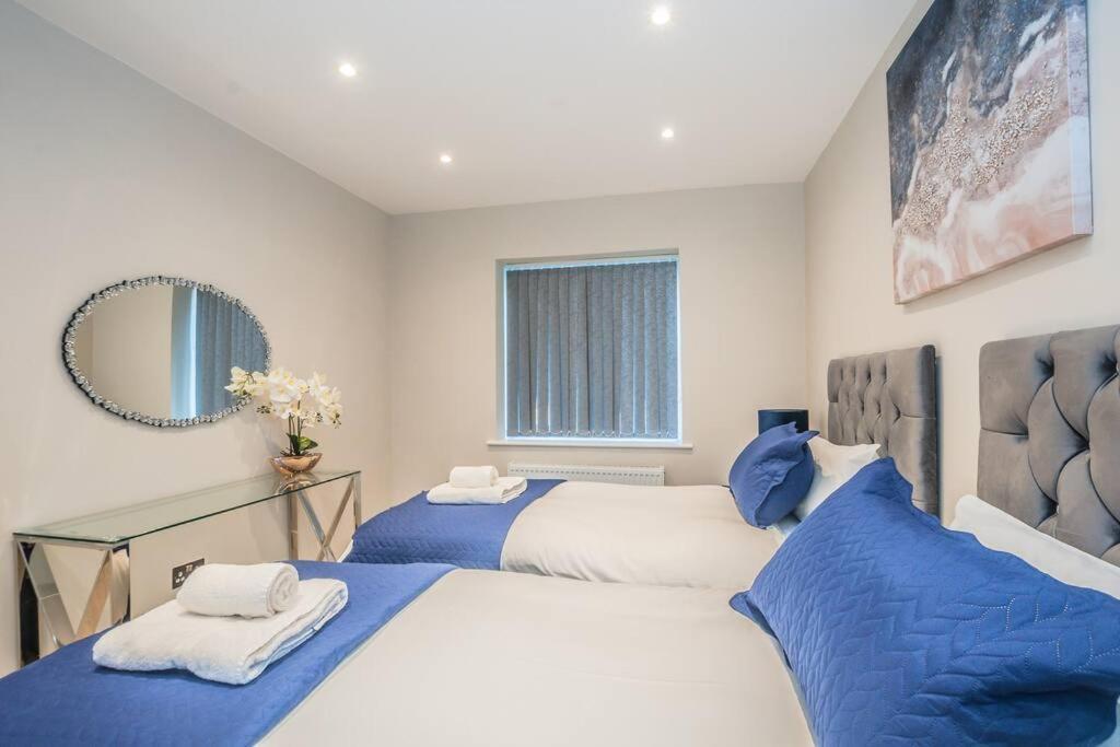 Langston House: 2 Bed, 2 Bath Luxury Apartment Hedgerley Bagian luar foto