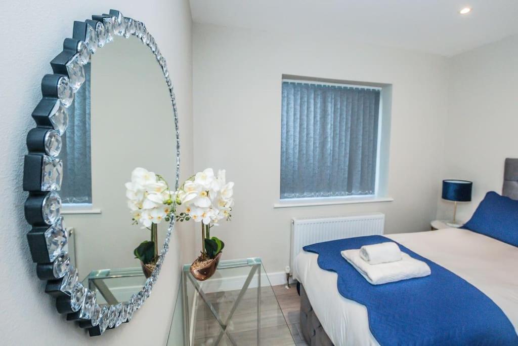 Langston House: 2 Bed, 2 Bath Luxury Apartment Hedgerley Bagian luar foto